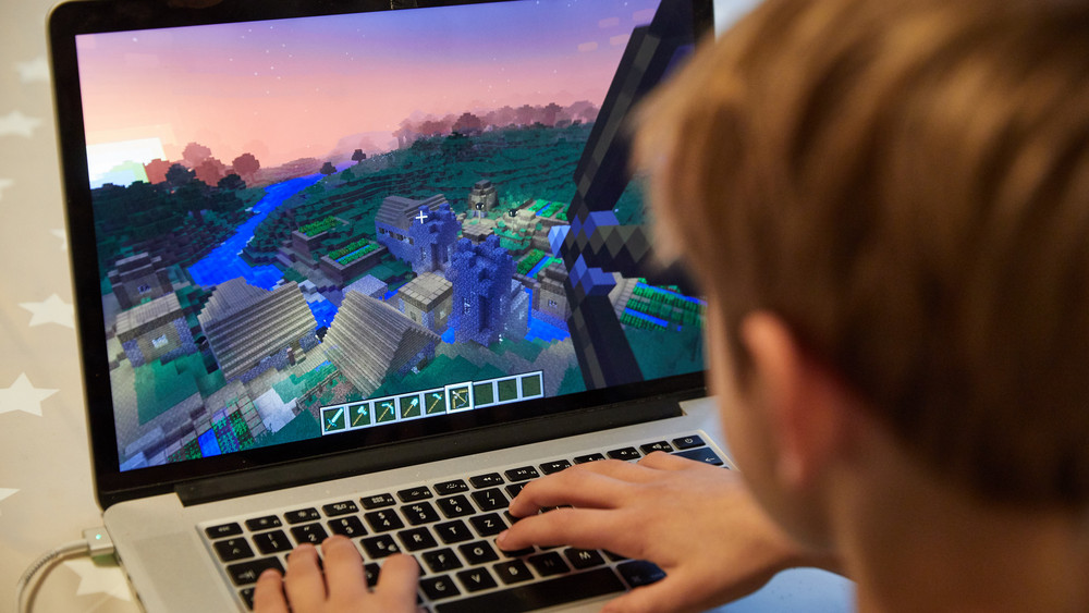 Ein Kind spielt Minecraft - aber was genau fasziniert daran so sehr? Das sollen Eltern bei der sogenannten "Eltern-LAN" in Bebra selbst erfahren. 