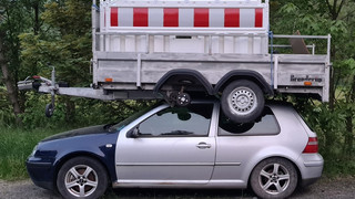 Anhänger auf Auto in Herborn: Polizei sucht Zeugen in kuriosem Fall