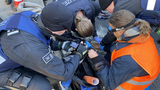 Mega-Stau im Berufsverkehr: Klimaaktivisten kleben sich in Mainz fest