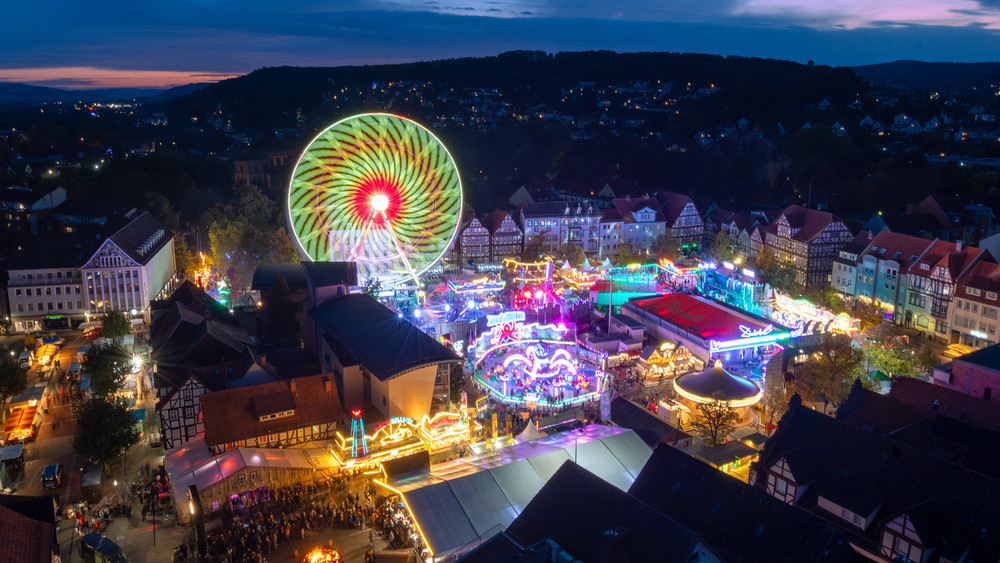 Insgesamt 507.500 Besucherinnen und Besucher habe man in diesem Jahr auf dem Lullusfest gezählt, schreibt die Stadt Bad Hersfeld in einer Mitteilung.   