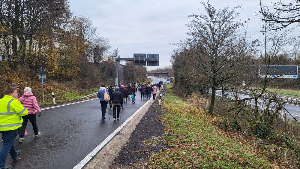 Besucher betreten die Brücke über die Abfahrt nach Biebrich.