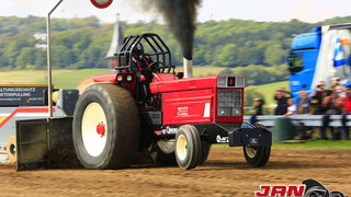 Laut, dreckig, spektakulär: Das Traktorpulling in Schlechtenwegen