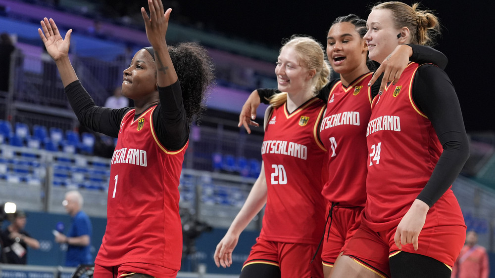 Nach großem Kampf gewinnen die DBB-Frauen gegen Japan und stehen vorzeitig im Viertelfinale. 