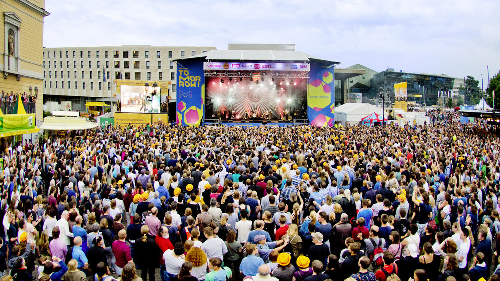 Die Hauptbühne des Schlossgrabenfests steht auf dem Darmstädter Karolinenplatz