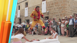 Kurioser Brauch in Spanien: Beim "El Colacho" Fest springen "Teufel" über Babys