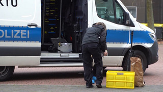 Mutter und vier Kinder mit Messer attackiert - Täter flieht