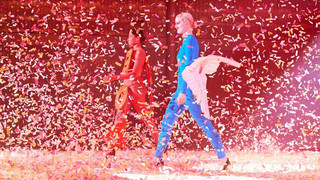 Entscheidung-Walk: Die Models im Konfettichaos