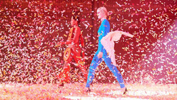 Entscheidung-Walk: Die Models im Konfettichaos