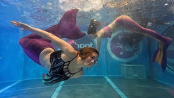 Meerjungfrauen treten im tiefsten Schwimmbecken Warschaus an