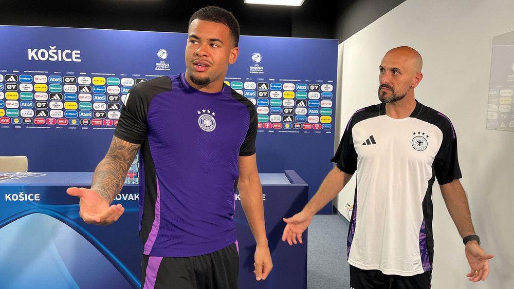 Trainer Antonio Di Salvo (r) und Torhüter Noah Atubolu freuen sich auf das K.o.-Spiel.