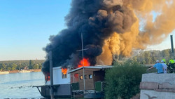 Großbrand in Walluf: Boot völlig zerstört