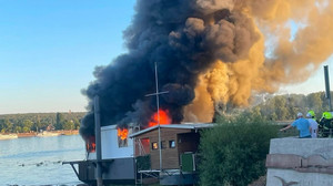 Großbrand in Walluf: Boot völlig zerstört