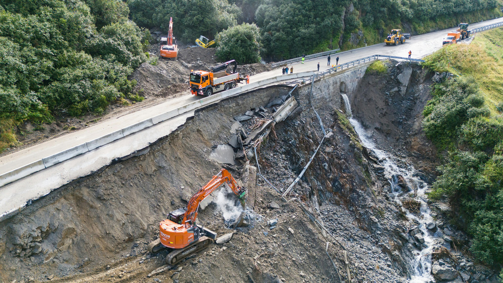 Ein Blick auf die Unwetterschäden und Aufräumarbeiten auf der Arlbergpassstraße in Klösterle. Die Passstraße über den Arlberg in Österreich ist nach einem schweren Unwetter gesperrt. Die Verbindungsroute zwischen den westlichen Bundesländern Vorarlberg und Tirol wurde durch Erdrutsche blockiert. An einer Stelle wurde die Fahrbahn unterspült.