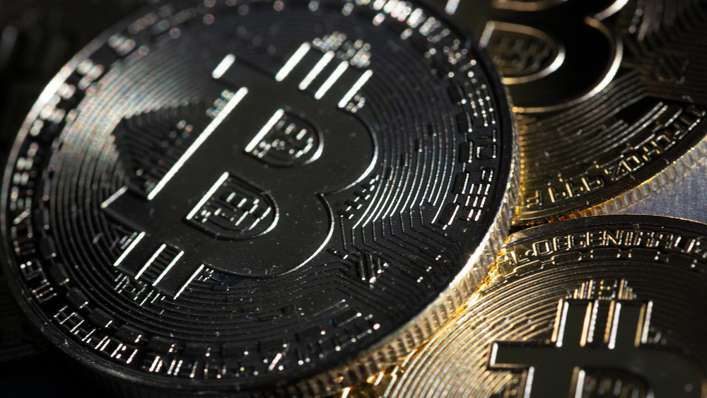 Die US-Börsenaufsicht SEC steht Krypto-Anlagen skeptisch gegenüber und sperrte sich jahrelang gegen bestimmte Fonds mit der ältesten Digitalwährung Bitcoin. Nun werden sie für US-Anleger zugelassen und dürften es einfacher machen, in Bitcoin zu investieren.