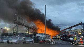 Hoher Sachschaden nach Lagerhallenbrand in Kassel  - Autos brennen aus