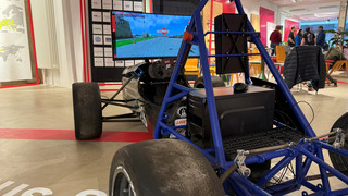 Ausstellung von E-Rennwagen mit Simulator der Uni Kassel