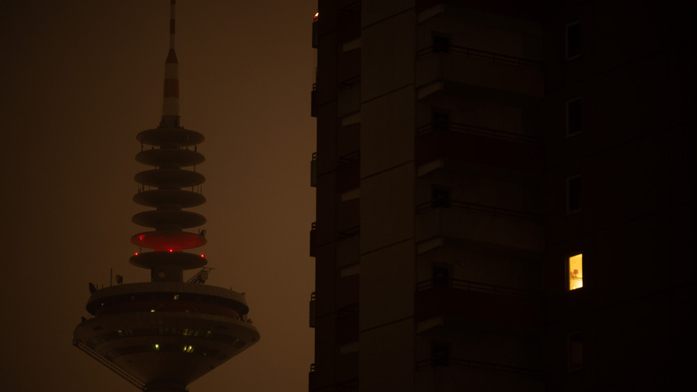 Die Stadt Frankfurt verzichtet unter anderem auf die Beleuchtung öffentlicher Gebäude und Wahrzeichen. So bleiben auch Teile des Skyline - wie zum Beispiel der Europaturm - dunkel.