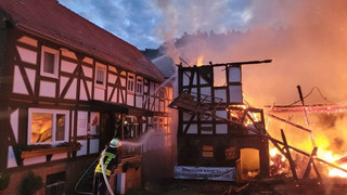 Brennende Scheune in Knüllwald stürzt ein