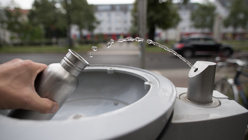 Erfrischende Nachricht für alle Anwohner*innen in Darmstadt: Elf neue Trinkbrunnen sollen aufgestellt werden. „Die Installation dieser Brunnen ist Teil der Klimaanpassungs- und Hitzeschutzstrategie“, erklärt  Umweltdezernent Michael Kolmer.