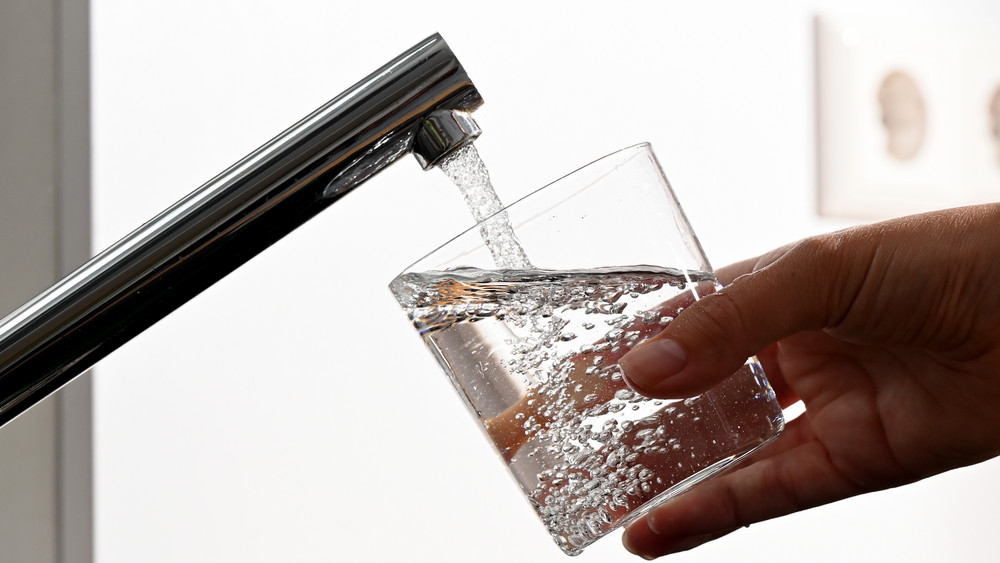 Wasser Wasserhahn Glas Trinkwasser