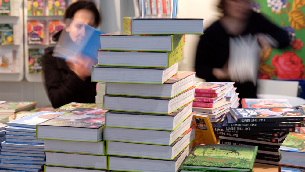 Besucher schmökern auf der Frankfurter Buchmesse. 