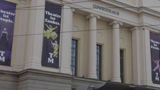Theaterstück über Magdeburg-Anschlag: Lauter Protest vor Opernhaus