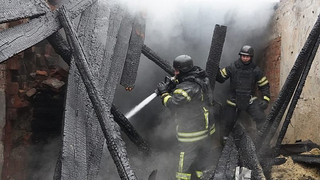 Russische Drohnen greifen Charkiw an, beschädigen Häuser, verletzen zwei Menschen