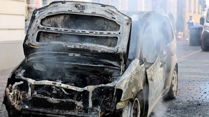 Auto gerät in Brand: Feuerwehr im Einsatz, Friedrichstraße gesperrt