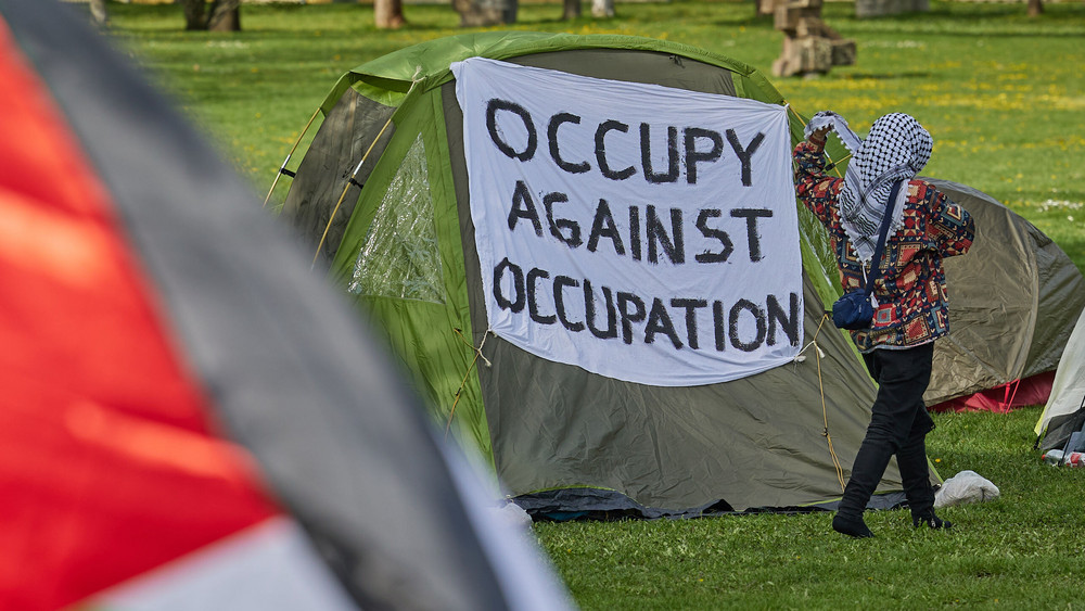 Seit Montag haben Pro-Palästina-Aktivisten ein Protestcamp vor dem Reichstagsgebäude aufgebaut. Unter dem Motto «Besetzung gegen Besatzung» möchten sie die «aktive Rolle Deutschlands beim Krieg in Gaza» kritisieren.