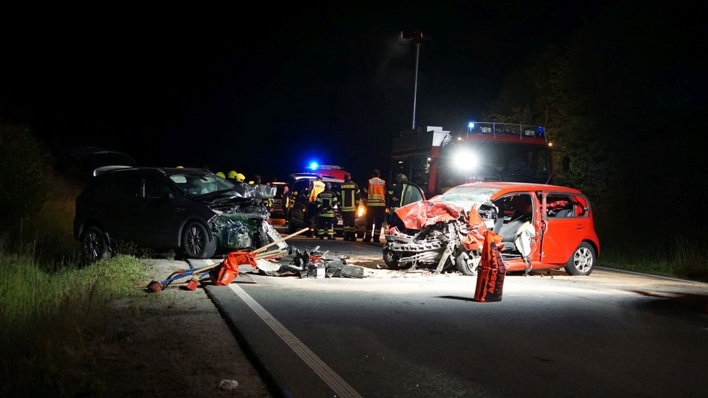 Tödlicher Unfall auf der B7 bei Grebenstein: Eine 67-Jährige ist laut Polizei nach einem Frontalzusammenstoß ums Leben gekommen.