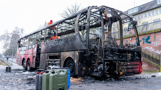 Feuersäule am Mainufer: Reisebus in Frankfurt ausgebrannt