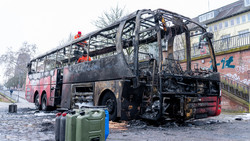 Feuersäule am Mainufer: Reisebus in Frankfurt ausgebrannt