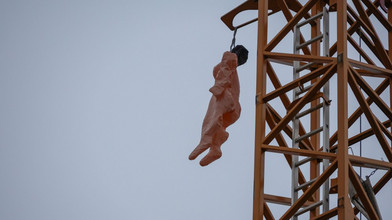 Lebensgefährlich: Unbekannte hängen in Fulda Puppe an Kran