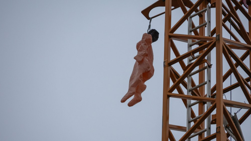 Makaberer Anblick: Ein Unbekannter hat eine Gummipuppe hoch oben in einen Baukran in Fulda-Horas gehängt. 