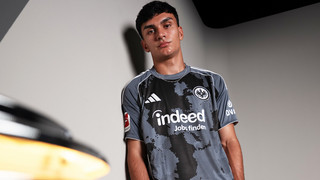 Eintracht Frankfurt präsentiert das neue Ausweichtrikot