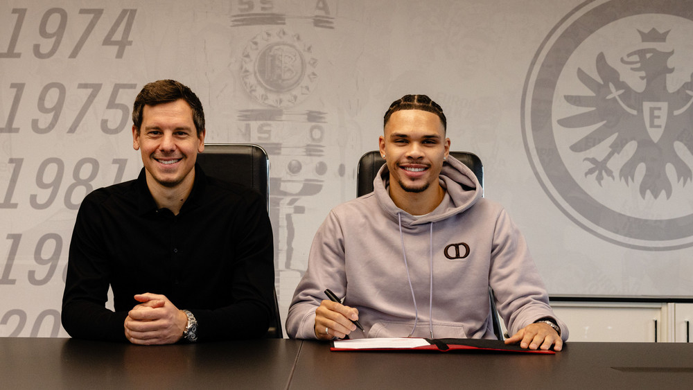 Sportdirektor Timmo Hardung und Nnamdi Collins (rechts) bei der Vertragsverlängerung.