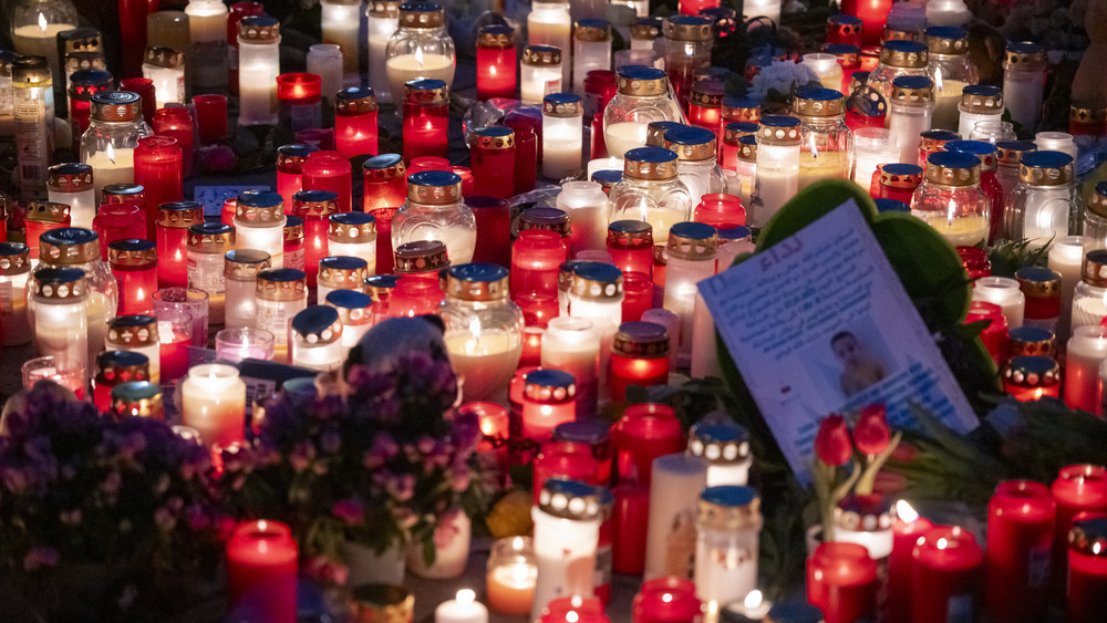 Im Park Schöntal stehen zahlreiche Kerzen. Das Bündnis «Aschaffenburg bleibt bunt» veranstaltet am Tag nach der Tat ein stilles Gedenken. 