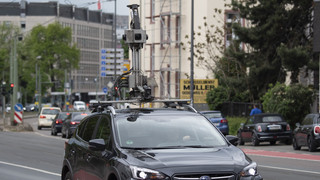 Kamera-Autos fahren durch Mainz und machen Bilder