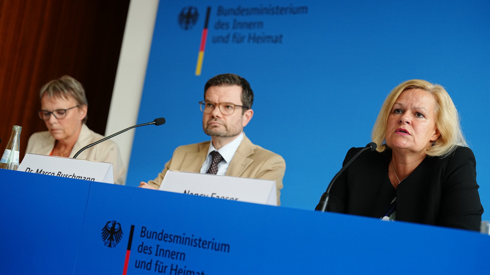 Nancy Faeser (SPD, r), Bundesministerin für Inneres und Heimat, Marco Buschmann (FDP), Bundesminister der Justiz, und Anja Hajduk (Bündnis 90/Die Grünen), Staatssekretärin im Bundeswirtschaftsministerium, stellen ein Sicherheitspaket nach der Messerattacke von Solingen vor.