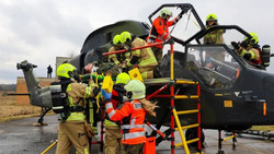 Bundeswehr und zivile Rettungskräfte trainieren Ernstfall am Helikopter