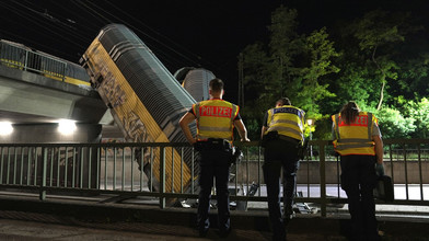 Bahnunfall in München: Güterzug-Waggons von Brücke gestürzt