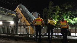 Bahnunfall in München: Güterzug-Waggons von Brücke gestürzt