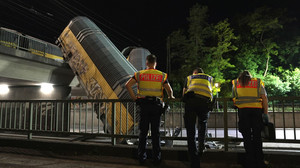 Bahnunfall in München: Güterzug-Waggons von Brücke gestürzt