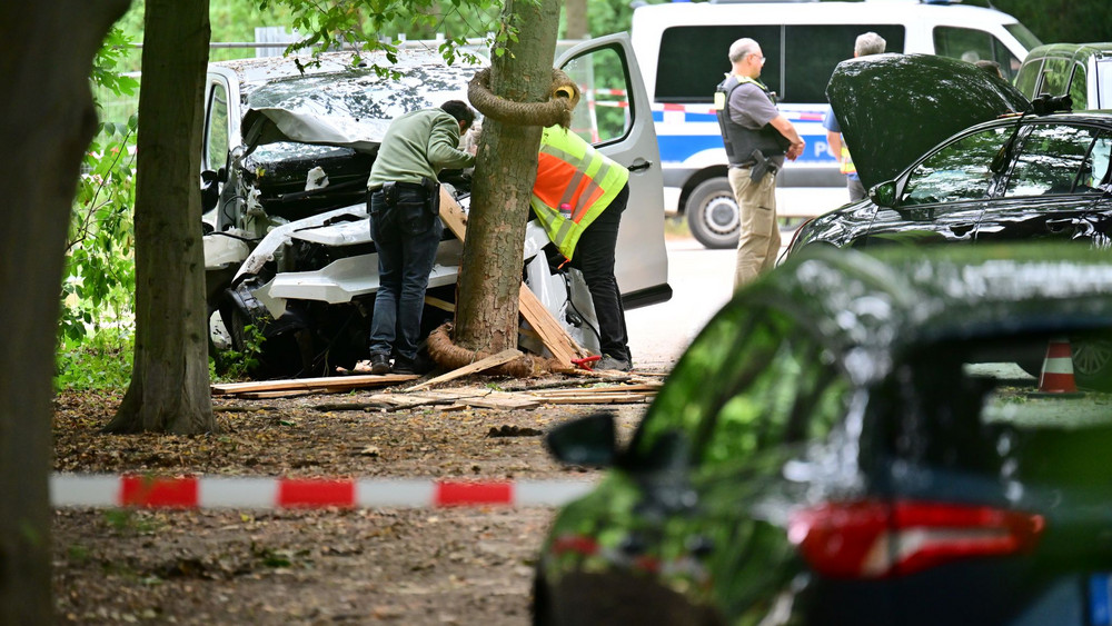 Auto fährt in Menschenmenge - CSD abgebrochen