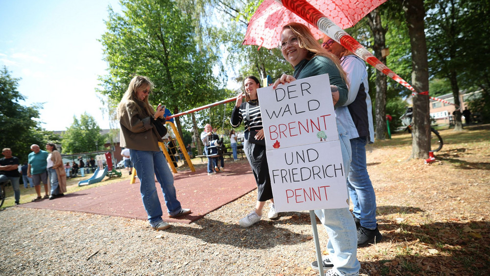 Bundeskanzler Merz besucht Waldbrandgebiet in Hürtgenwald