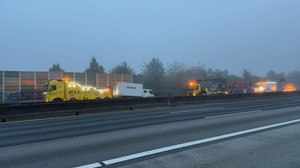Lkw kracht in A5-Baustelle bei Friedberg