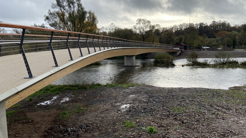 Die Holzbrücken über die Eder in Frankenberg (hier die Wildparkbrücke) haben die Jury vom Deutschen Fahrradpreis überzeugt.