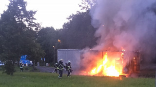 Feuer auf A 66 - Raststätte Medenbach - LKW-Aufleger in Flammen