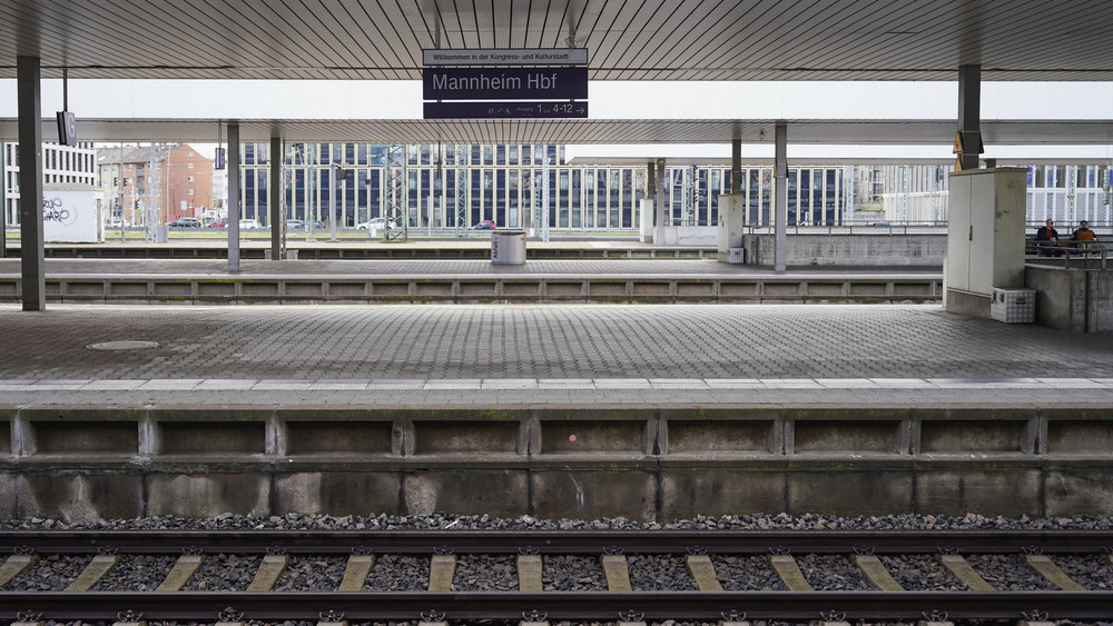 Nach und nach werden die Gleise am Mannheimer Hauptbahnhof wieder geöffnet (Archivbild).