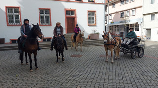 Reiter bringen Hessentags-Botschaft von Bad Hersfeld nach Pfungstadt